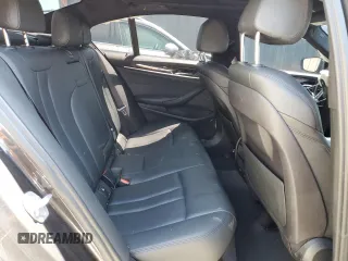2018 BMW 5 Series 530i xDrive z VIN WBAJA7C50JG909279, wystawiony jako Copart lot #56416235 z przebiegiem Nie podano mil oraz Nie do naprawy • Non repairable. Historia ofert i sprzedaży dostępna na DreamBid. Obrazek 10.