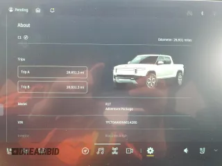 2022 Rivian R1T Adventure z VIN 7FCTGAAA9NN014280, wystawiony jako Copart lot #49723355 z przebiegiem 28 601 mil mil oraz Szkody całkowita. Historia ofert i sprzedaży dostępna na DreamBid. Obrazek 9.