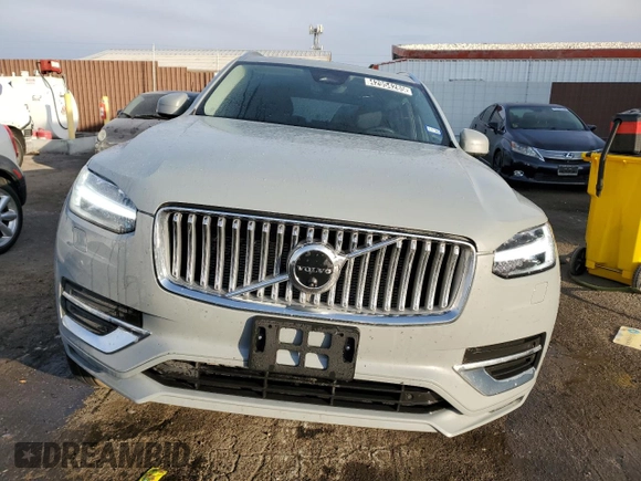 2025 Volvo XC90 Plus with VIN YV4062PE6S1342140, listed as a Copart auction lot 42954285 with 4,584 mi miles and Clean Title. Bid and sale history available at DreamBid. Image 5.
