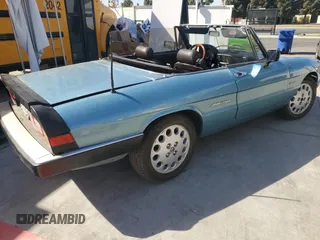 1989 Alfa Romeo Spider z VIN ZARBA5587K1066209, wystawiony jako Copart lot #77166704 z przebiegiem 98 255 mil mil oraz Szkoda całkowita • Salvage title. Historia ofert i sprzedaży dostępna na DreamBid. Obrazek 4.