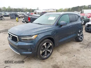 2021 Volvo XC40 Momentum z VIN YV4162UK0M2469977, wystawiony jako IAAI lot #41956088 z przebiegiem 51 567 mil mil oraz . Historia ofert i sprzedaży dostępna na DreamBid. Obrazek 2.