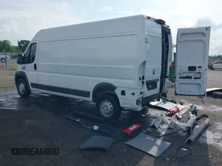 2018 Ram ProMaster Cargo z VIN 3C6TRVDG5JE146918, wystawiony jako IAAI lot #42086347 z przebiegiem 95 277 mil mil oraz . Historia ofert i sprzedaży dostępna na DreamBid. Obrazek 3.