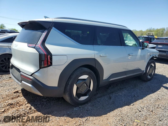2024 Kia EV9 Wind z VIN KNDAFFS57R6050905, wystawiony jako Copart lot #53863965 z przebiegiem 10 210 mil mil oraz Szkoda całkowita • Salvage title. Historia ofert i sprzedaży dostępna na DreamBid. Obrazek 3.