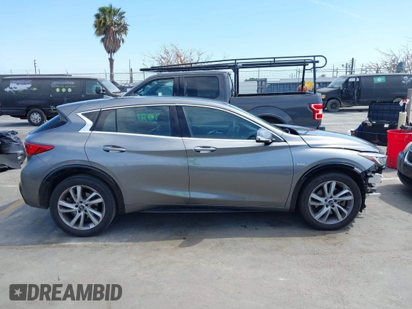 2018 Infiniti QX30 z VIN SJKCH5CP2JA004717, wystawiony jako IAAI lot #42272092 z przebiegiem 129 911 mil mil oraz . Historia ofert i sprzedaży dostępna na DreamBid. Obrazek 14.