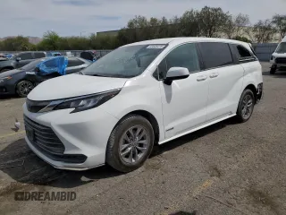 2021 Toyota Sienna LE z VIN 5TDKRKEC9MS026242, wystawiony jako Copart lot #55529265 z przebiegiem 93 502 mil mil oraz Szkoda całkowita • Salvage title. Historia ofert i sprzedaży dostępna na DreamBid. Obrazek 1.