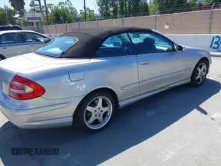 2004 Mercedes-Benz CLK 500 z VIN WDBTK75G24T009579, wystawiony jako IAAI lot #42313638 z przebiegiem 151 536 mil mil oraz . Historia ofert i sprzedaży dostępna na DreamBid. Obrazek 4.
