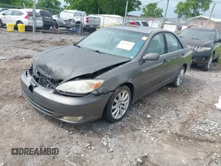 2003 Toyota Camry LE z VIN 4T1BF30K53U555156, wystawiony jako IAAI lot #42144121 z przebiegiem 300 328 mil mil oraz . Historia ofert i sprzedaży dostępna na DreamBid. Obrazek 2.