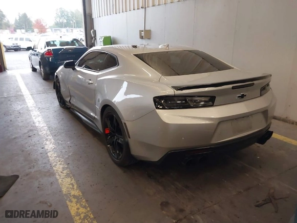 2018 Chevrolet Camaro 2SS with VIN 1G1FG1R71J0165268, listed as a IAAI auction lot 40739457 with 27,039 mi miles. Bid and sale history available at carsss.com. Image 3.