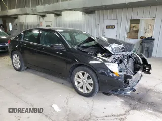2011 Chrysler 200 Touring z VIN 1C3BC1FB0BN614507, wystawiony jako Copart lot #58739285 z przebiegiem 233 806 mil mil oraz Nie do naprawy • Non repairable. Historia ofert i sprzedaży dostępna na DreamBid. Obrazek 4.