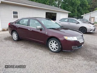 2011 Lincoln MKZ z VIN 3LNHL2GC8BR759239, wystawiony jako IAAI lot #42439816 z przebiegiem 247 500 mil mil oraz . Historia ofert i sprzedaży dostępna na DreamBid. Obrazek 1.