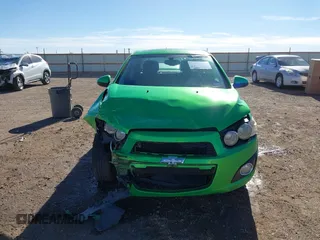 2014 Chevrolet Sonic LT z VIN 1G1JC5SH3E4219619, wystawiony jako IAAI lot #41208791 z przebiegiem 122 161 mil mil oraz . Historia ofert i sprzedaży dostępna na DreamBid. Obrazek 11.