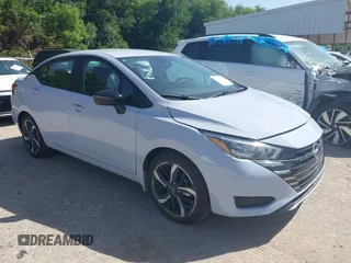 2024 Nissan Versa SR z VIN 3N1CN8FVXRL926943, wystawiony jako IAAI lot #42309708 z przebiegiem 3 128 mil mil oraz . Historia ofert i sprzedaży dostępna na DreamBid. Obrazek 1.