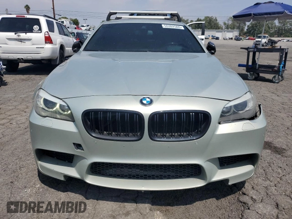 2013 BMW M5 z VIN WBSFV9C56DC774094, wystawiony jako Copart lot #55302565 z przebiegiem 100 605 mil mil oraz Czysty tytuł • Clean title. Historia ofert i sprzedaży dostępna na DreamBid. Obrazek 5.