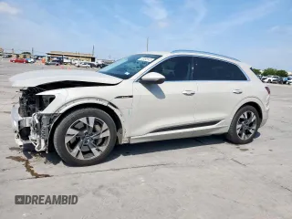 2022 Audi e-tron Premium z VIN WA1AAAGEXNB023977, wystawiony jako Copart lot #53498145 z przebiegiem 28 494 mil mil oraz Szkody całkowita. Historia ofert i sprzedaży dostępna na DreamBid. Obrazek 1.