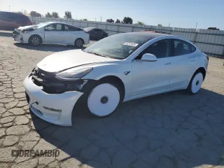 2019 Tesla Model 3 Mid Range z VIN 5YJ3E1EA7KF326727, wystawiony jako Copart lot #56243505 z przebiegiem 49 009 mil mil oraz Szkoda całkowita • Salvage title. Historia ofert i sprzedaży dostępna na DreamBid. Obrazek 1.