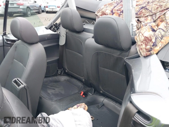 2018 Volkswagen Beetle S z VIN 3VW5DAAT3JM506023, wystawiony jako IAAI lot #42414886 z przebiegiem 33 424 mil mil oraz . Historia ofert i sprzedaży dostępna na DreamBid. Obrazek 8.