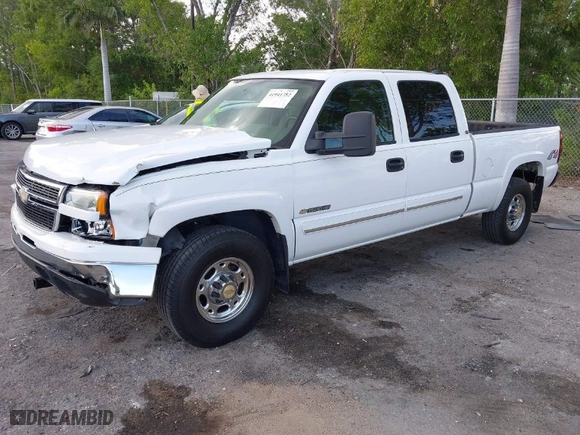 2006 Chevrolet Silverado 1500HD LT1 with VIN 1GCGK13U76F194674, listed as a IAAI auction lot 41941752 with 188,865 mi miles. Bid and sale history available at carsss.com. Image 2.