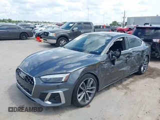 2022 Audi A5 Sportback S line Premium Plus z VIN WAUFACF5XNA009427, wystawiony jako IAAI lot #40203616 z przebiegiem 54 005 mil mil oraz . Historia ofert i sprzedaży dostępna na DreamBid. Obrazek 17.