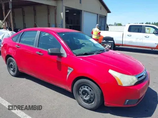 2008 Ford Focus SE z VIN 1FAHP35N58W184273, wystawiony jako IAAI lot #42315707 z przebiegiem 255 373 mil mil oraz . Historia ofert i sprzedaży dostępna na DreamBid. Obrazek 1.