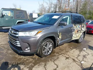 2018 Toyota Highlander SE z VIN 5TDJZRFH0JS549854, wystawiony jako IAAI lot #41771573 z przebiegiem 101 553 mil mil oraz . Historia ofert i sprzedaży dostępna na DreamBid. Obrazek 2.