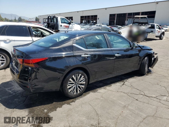 2025 Nissan Altima SV z VIN 1N4BL4DV8SN385784, wystawiony jako Copart lot #59095405 z przebiegiem 1 635 mil mil oraz Czysty tytuł • Clean title. Historia ofert i sprzedaży dostępna na DreamBid. Obrazek 3.