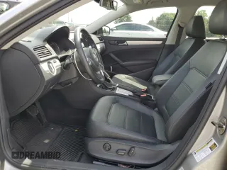 2012 Volkswagen Passat SE z VIN 1VWBP7A30CC025860, wystawiony jako Copart lot #56124875 z przebiegiem 146 207 mil mil oraz Szkody całkowita. Historia ofert i sprzedaży dostępna na DreamBid. Obrazek 7.