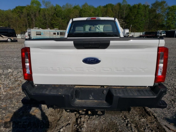 2023 Ford F-250 XL z VIN 1FTBF2BA5PED66929, wystawiony jako Copart lot #52190155 z przebiegiem Nie podano mil oraz Szkody całkowita. Historia ofert i sprzedaży dostępna na DreamBid. Obrazek 6.