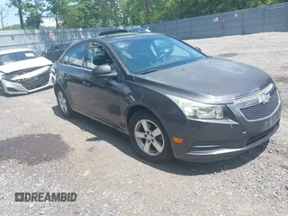 2014 Chevrolet Cruze 1LT z VIN 1G1PC5SB2E7288693, wystawiony jako IAAI lot #42728884 z przebiegiem 149 050 mil mil oraz . Historia ofert i sprzedaży dostępna na DreamBid. Obrazek 1.