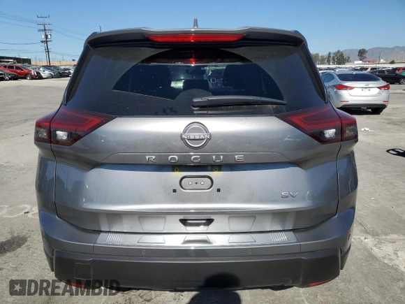 2024 Nissan Rogue SV z VIN JN8BT3BA0RW002143, wystawiony jako Copart lot #46663145 z przebiegiem 9 837 mil mil oraz Szkoda całkowita • Salvage title. Historia ofert i sprzedaży dostępna na DreamBid. Obrazek 6.