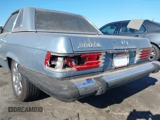 1985 Mercedes-Benz 380 z VIN WDBBA45C6FA020254, wystawiony jako IAAI lot #41254573 z przebiegiem 74 344 mil mil oraz . Historia ofert i sprzedaży dostępna na DreamBid. Obrazek 6.