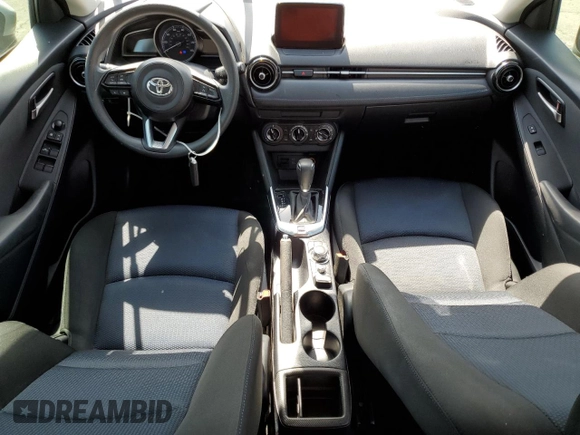 2019 Toyota Yaris L z VIN 3MYDLBYV7KY519027, wystawiony jako Copart lot #57104345 z przebiegiem Nie podano mil oraz Szkoda całkowita • Salvage title. Historia ofert i sprzedaży dostępna na DreamBid. Obrazek 8.