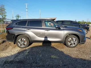 2024 Toyota Highlander LE z VIN 5TDKDRAH0RS528587, wystawiony jako IAAI lot #42002196 z przebiegiem 9 363 mil mil oraz . Historia ofert i sprzedaży dostępna na DreamBid. Obrazek 13.