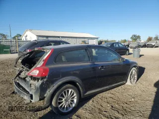 2011 Volvo C30 z VIN YV1672MK2B2238303, wystawiony jako Copart lot #76824794 z przebiegiem 63 574 mil mil oraz Tytuł czysty. Historia ofert i sprzedaży dostępna na DreamBid. Obrazek 3.