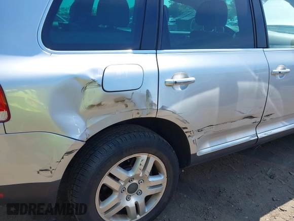 2005 Volkswagen Touareg 4.2L V8 z VIN WVGZM77L15D080697, wystawiony jako IAAI lot #42399779 z przebiegiem 138 040 mil mil oraz . Historia ofert i sprzedaży dostępna na DreamBid. Obrazek 6.