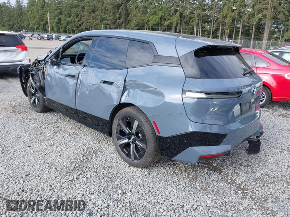 2024 BMW iX xDrive50 z VIN WB523CF08RCN65886, wystawiony jako IAAI lot #42334105 z przebiegiem 37 981 mil mil oraz . Historia ofert i sprzedaży dostępna na DreamBid. Obrazek 3.