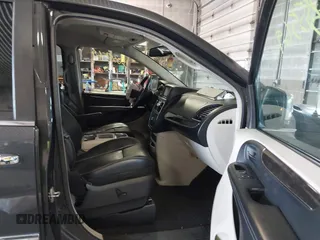 2011 Chrysler Town & Country Touring L z VIN 2A4RR8DG6BR798395, wystawiony jako IAAI lot #41084235 z przebiegiem 129 778 mil mil oraz . Historia ofert i sprzedaży dostępna na DreamBid. Obrazek 5.