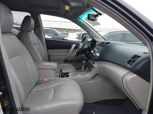2011 Toyota Highlander with VIN 5TDZK3EHXBS032438, listed as a IAAI auction lot 41700739 with 210,295 mi miles. Bid and sale history available at carsss.com. Image 5.
