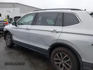 2019 Volkswagen Tiguan SE z VIN 3VV3B7AX7KM029525, wystawiony jako IAAI lot #42631715 z przebiegiem 148 174 mil mil oraz . Historia ofert i sprzedaży dostępna na DreamBid. Obrazek 14.