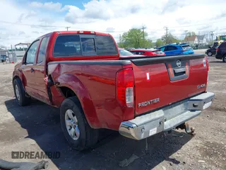 2013 Nissan Frontier SV z VIN 1N6AD0CW6DN726685, wystawiony jako IAAI lot #42224267 z przebiegiem 120 914 mil mil oraz . Historia ofert i sprzedaży dostępna na DreamBid. Obrazek 3.