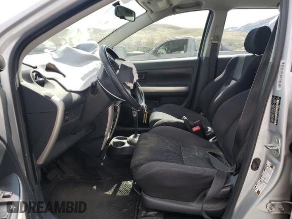 2005 Scion xA z VIN JTKKT624650090046, wystawiony jako Copart lot #53173525 z przebiegiem Nie podano mil oraz Szkoda całkowita • Salvage title. Historia ofert i sprzedaży dostępna na DreamBid. Obrazek 7.