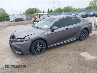 2023 Toyota Camry SE z VIN 4T1G11AK2PU088324, wystawiony jako IAAI lot #42173302 z przebiegiem 72 239 mil mil oraz . Historia ofert i sprzedaży dostępna na DreamBid. Obrazek 2.