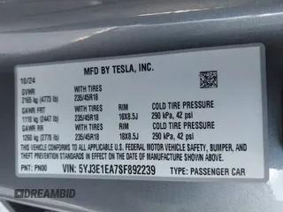 2025 Tesla Model 3 Long Range z VIN 5YJ3E1EA7SF892239, wystawiony jako IAAI lot #42068918 z przebiegiem 17 mil mil oraz . Historia ofert i sprzedaży dostępna na DreamBid. Obrazek 9.