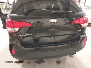 2014 Kia Sorento LX z VIN 5XYKT3A60EG479896, wystawiony jako IAAI lot #42360338 z przebiegiem 200 350 mil mil oraz . Historia ofert i sprzedaży dostępna na DreamBid. Obrazek 6.
