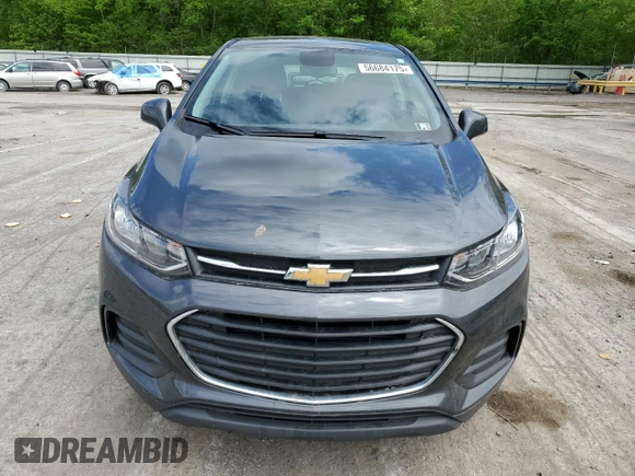 2020 Chevrolet Trax LS z VIN 3GNCJNSB7LL273019, wystawiony jako Copart lot #56684175 z przebiegiem 69 822 mil mil oraz Szkoda całkowita • Salvage title. Historia ofert i sprzedaży dostępna na DreamBid. Obrazek 5.