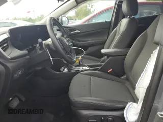 2024 Buick Encore GX Preferred z VIN KL4AMCSL2RB002703, wystawiony jako Copart lot #54006835 z przebiegiem 47 607 mil mil oraz Szkoda całkowita • Salvage title. Historia ofert i sprzedaży dostępna na DreamBid. Obrazek 7.