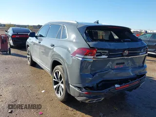 2024 Volkswagen Atlas SEL Premium R-Line z VIN 1V2FE2CA9RC223529, wystawiony jako IAAI lot #41188547 z przebiegiem 24 711 mil mil oraz . Historia ofert i sprzedaży dostępna na DreamBid. Obrazek 3.