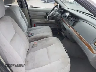 2003 Ford Crown Victoria LX z VIN 2FAFP74WX3X154904, wystawiony jako IAAI lot #42094274 z przebiegiem 123 579 mil mil oraz . Historia ofert i sprzedaży dostępna na DreamBid. Obrazek 5.