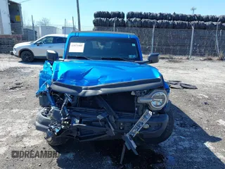 2023 Ford Bronco z VIN 1FMEE5BP1PLA88463, wystawiony jako IAAI lot #41871905 z przebiegiem 36 223 mil mil oraz . Historia ofert i sprzedaży dostępna na DreamBid. Obrazek 13.