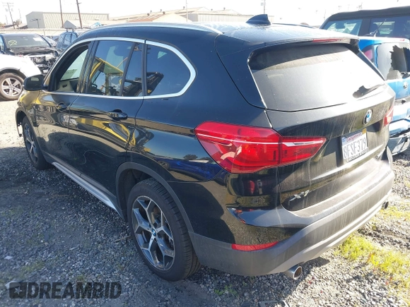 2018 BMW X1 sDrive28i z VIN WBXHU7C39J5L07129, wystawiony jako IAAI lot #41472014 z przebiegiem 56 486 mil mil oraz . Historia ofert i sprzedaży dostępna na DreamBid. Obrazek 3.