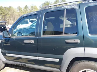 2005 Jeep Liberty Sport with VIN 1J4GL48K05W584675, listed as a IAAI auction lot 41867491 with 112,882 mi miles. Bid and sale history available at carsss.com. Image 14.